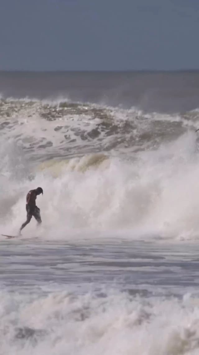 Marcelo Vinicius being a giant at Doce River Mouth 