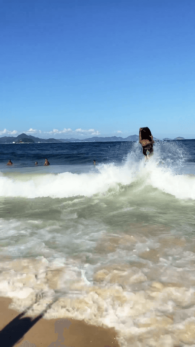 Mesmo sem onda no verão carioca a gente se diverte do mesmo jeito! ⚡️🌊